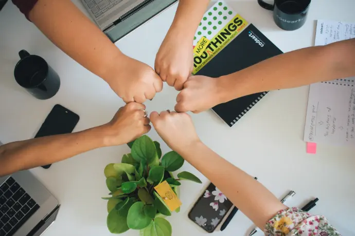 Equipo de trabajo con las manos al centro